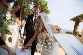 Para el 2019 el costo del matrimonio civil en colombia, incluido todo lo concerniente a la escritura pública cuesta en la notaría entre $110.000 a $180.000 en caso de que alguno de los dos tenga una nacionalidad distinta a la colombiana, incluyan los costos de envío de la documentación a través de. Que Documentos Hacen Falta Para Casarse Por Lo Civil En Espana