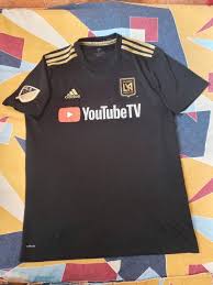 Los angeles football club adalah waralaba sepak bola profesional amerika yang berbasis di los angeles, california yang berkompetisi di major league soccer (mls) sebagai anggota konferensi barat. Los Angeles Fc Home Baju Bolasepak 2018 2019 Sponsored By Youtubetv