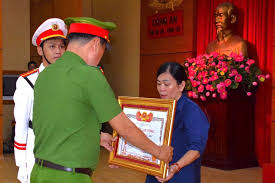 Trao bằng 'Tổ quốc ghi công' cho thân nhân Liệt sĩ hy sinh khi truy ...