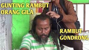 Kalau mau tampil unik bisa meniru rambut kribo khas ahmad albar. Gunting Rambut Mbersihin Orang Gila Rambut Gondrong Youtube