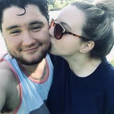 美國女生暗戀好閨蜜11年，曾遭家人反對？決心變性勇於追求愛情，最終成為終生伴侶！