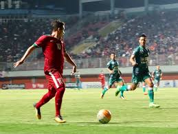 Tendang bola dengan kaki bagian. Sebutkan Dan Jelaskan Teknik Dasar Dalam Sepak Bola Sebutkan Mendetail