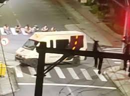 Em nota, a assessoria do metropolitan business center informou que a foto da nossa matéria mostra apenas a fumaça gerada pelo incêndio no subsolo. Video Refens Sao Feitos De Escudo Em Assalto A Bancos Em Criciuma Diario Da Jaragua