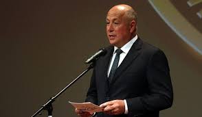 Kriza ákos már fiatalon is szívesen sportolt, tőrvívóként országos bajnoki címet szerzett, majd a dzsúdó felé fordult, a sportág szeretetét pedig továbbadta leányának, annának is, aki cselgáncsban. A Miskolci Polgarmesteri Hivatal Elmagyarazta Miert Kriza Akos Hazanal Takaritottak El A Havat 24 Hu