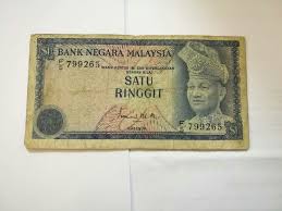 Penerbitan mata uang ini untuk menghapus peredaran mata uang yang sebelumnya digunakan pada masa kolonial. Malaysia Old Bank Note Rm1 Gabenor Tun Ismail Md Ali No Series F 5 799265 Condition As Per Picture Antiques Currency On Carousell