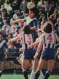 Velez Sarsfield Vs Talleres De Cordoba 1983 El Beto Alonso Gana De Cabeza Talleres De Cordoba Futbol Argentino Futbol