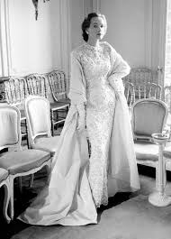 Entdecke rezepte, einrichtungsideen, stilinterpretationen und andere ideen zum ausprobieren. Marie Therese Presents Dior S Evening Ensemble Called Belle Helene Autumn Winter Collection Vivante Line 195 Vintage Dresses Vintage Fashion Vintage Couture