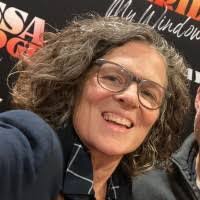 Shelly Collins's Instagram, Twitter & Facebook