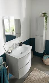 Une Petite Salle De Bains Qui N En Reste Pas Moins Esthetique Et Pratique Castorama Inspiration Decorati Meuble Sous Vasque Meuble Salle De Bain Castorama