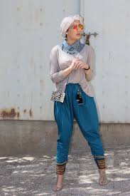Kalian tetap bisa menggunakan rok selutut, tapi ditambahkan sepatu boots supaya kaki tidak terlihat. Ggambar Style Hijab Tp Cowboy Islamic Hijab Has Been Evolved With The Passage Of Time And Has Become A Significant Part Of Muslim Street Style Fashion And Top Chic Fashion Runways