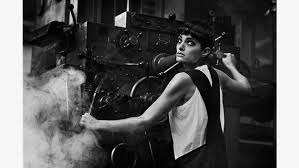 Untold stories peter lindbergh im kunstpalast dusseldorf from brf.be untold stories, the photobook from taschen, examines lindbergh's experience of collating the collection. Peter Lindbergh Bildband Untold Stories Ndr De Kultur Buch
