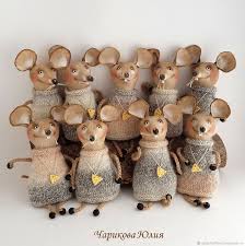 вязаные крючком мыши крысы мышки крыски символ 2020 года Pin Ot Polzovatelya Julia Julia Na Doske Myshki I Kryski V 2020 G Igrushki Ruchnoj Raboty Igrushki Iz Vojloka Vojlochnye Kukly