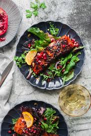 Mit Granatapfel Melasse Glasierter Lachs Auf Wildkrauter Salat Schnell Gemacht Und So Va Va Vooom Gourmetguerilla S Foxy Food Rezept Glasierter Lachs Wildkrauter Salat Lachs Gerichte