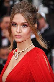 Pin By Emine On E V E N T L O O K L O O K B O O K Famous Hairstyles Josephine Skriver Red Carpet Hair