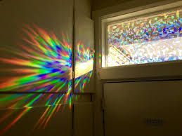 Amazon Com Dekorativna Vikonna Plivka Golografichnij Prizmatichnij Etichnij Steklyanij Efekt Napovnit Svij Budinok Raduzhnim Sv Window Decor Decor Rainbow Light