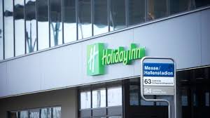The holiday inn zürich messe is located between the airport and the city centre, next to the famous hallenstadion concert venue, the fairgrounds, the convention centre and the theater 11 music hall. Holiday Inn Zurich Messe Zurich Holidaycheck Kanton Zurich Schweiz