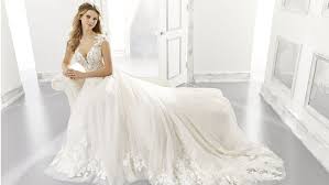 Possiamo usare tutte le parole per descrivere i tessuti preziosi, sete, pizzi, chiffon, rasi, organze, swarovski che scegliamo per ogni abito, la qualità e design, per far trovare un abito da sogno per ogni sposa, di ogni style e esigenza… Abiti Da Sposa Romantici