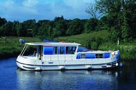 3.25m pénichette de 12m très bien entretenue carénage/peinture du pont et de la coque 2020 moteur beta marine de 37.5cv bateau très lumineux et agréable à vivre. Penichette 1120 R Mit 2 Kabinen Fur 4 6 Personen Mieten Locaboat