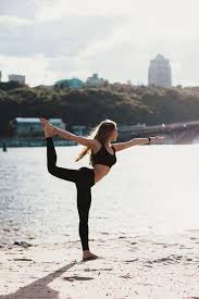 Hormonlari Dengelemek Icin 6 Yoga Pozu Yoga Pozlari Yoga Fotografciligi Yoga