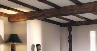 Decorez Un Plafond Avec Une Fausse Poutre Apparente Pour Reproduire Un Style Moyenageux Rustique Ou E Plafonds Poutres Apparentes Poutre Plafonds Plafond Bois