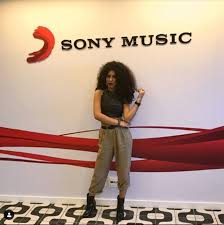 Sobre nós é uma música popular de delacruz & maría & ducon & luiz lins delacruz & maría & ducon & luiz lins & diomedes chinaski & bk' & kayuá & pineapple stormtv. Maria Descubra Como Jovem De 18 Anos Do Suburbio Carioca Conquistou Grande Gravadora E Esta Pronta Para Dominar O Pop Nacional Popline