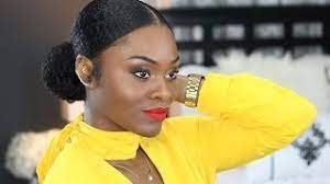 You can go for a smoothed bun or one that's done more loosely, as in this pic, with your natural curl pattern on full display. How To Do A Sleek Low Bun On Natural Hair African Hair Info