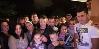 Exclusif kendji ses parents et sa soeur kendji girac recoit son disque de diamant pour son album ensemble des mains d olivier nusse pdg d universal music l purepeople. The Voice En Dordogne La Famille Gitane Etait Derriere Kendji