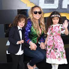 First up was the sparkly silver gown that mariah rocked to pay a trip to the empire state building, where she lit up the new york city skyscraper in honor of the 25th anniversary of her merry christmas album. News Im Video So Halt Mariah Carey Ihre Zwillinge Beim Handewaschen Bei Laune Brigitte De