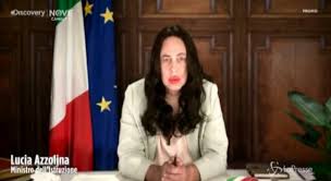 Il monologo di mario giordano sulla ministra dell'istruzione lucia azzolina e sulla metafora dell'imbuto ha dato lo spunto ad highlander dj per creare una nuova canzone tutta da ballare e da ridere. Maurizio Crozza Nei Panni Di Lucia Azzolina Lady Gaga Fa Meglio Se La Metti Al Posto Mio Forse Si