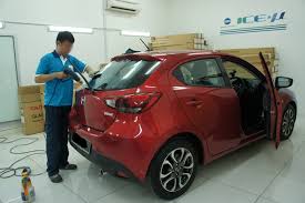 Bagi ujian di tempat letak kereta, kenderaan yang dipasang dengan plastik solar gelap telah dapat mengurangkan suhu antara 2°c hingga 3°c berbanding dengan cermin yang tidak 'tinted'. Keunikan Filem Tingkap Kenderaan Konica Minolta Ice M Mekanika