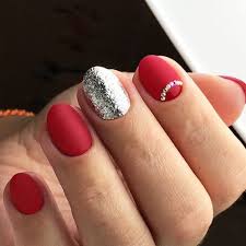 Las uñas decoradas con lunares son una moda en decoración que nunca pasa de moda y son muchos los diseños que se pueden hacer en las uñas para diferentes ocasiones. Unas Plata Y Rojas 5 Unas Plateadas Unas De Gel Elegantes Manicura De Unas