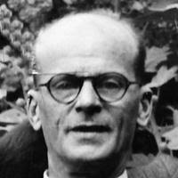 Né le 23 novembre 1945 à fraserburgh dans la région écossaise d'aberdeenshire, dennis nilsen est le deuxième des trois enfants d'elizabeth duthie whyte et d'olav magnus moksheim (alias nilsen), soldat norvégien qui fait la connaissance d'elizabeth en écosse en 1940 dans le cadre de la résistance norvégienne, le couple se mariant en mai 1942 et s'installant dans la maison. About Dennis Nilsen British Serial Killer 1945 Biography Facts Career Wiki Life