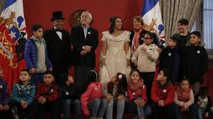 La orquesta sinfónica nacional de chile se une al día del patrimonio el viernes 28 desde las 18:30 horas, a través de una programación especial con la interpretación de repertorio de creadores nacionales por el canal ceactv.cl. Dia Del Patrimonio Intendenta De Santiago Sorprende Con Particular Atuendo