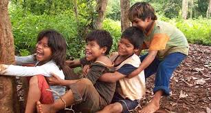 Group of children enjoying playing hide and seek in a forest. Aqui Solo Hay Ninos Jugando Desinformemonos