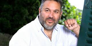 J'ai vraiment cru qu'il allait m'en mettre une" : Bruce Toussaint dévoile  sa rencontre tendue avec Bernard Tapie