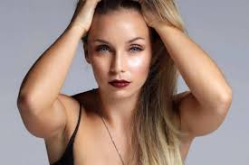 Luciana abreu é filha de luís carlos sodré costa real e de sua mulher (1983) ludovina maria de abreu leite sarmento (porto, massarelos, 11 de novembro de 1962), e tem duas irmãs: Luciana Abreu Eurovision 2005 Portugal A Tua Cara Nao Me E Estranha Fica Tambem Single Wiwibloggs