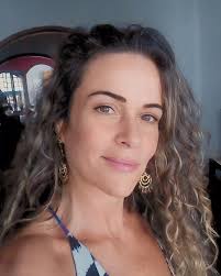 Foram quase 5 anos da minha vida e ser a companheira de Pedro Dom foi algo  que me prejudicou muito, a cada passo que dei, fui apontada e seguir  adiante se tornou