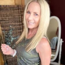 Shelly Heaton's Instagram, Twitter & Facebook