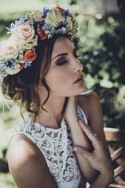 Es el caso de la firma bourguignon que se encarga de crear todo. Coronas De Flores Para El Cabello Naturales Y Artificiales