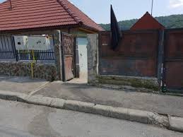 Imagini incredibile surprinse în fața unui club din mediaș. Foto CrimÄƒ La MediaÈ™ Un BÄƒrbat De 35 De Ani A Fost Injunghiat In Gat È™i Stomac De Un Vecin Sibiu 100