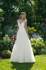 Kreative details gekonnt kombiniert mit spielerischen schnitten ergeben kleider für prinzessinnen. Cremefarbenes Brautkleid Im Prinzessschnitt Mit Spitze Und Illusion Ausschnitt Von Sweetheart Modell 11036 Heiraten Mit Braut De