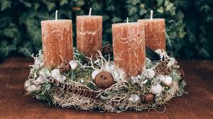 Der runde kranz ist mit tannengrün umwickelt und mit vier kerzen bestückt. Warum Uns Alle Jahre Wieder Ein Licht Aufgeht 170 Jahre Adventskranz