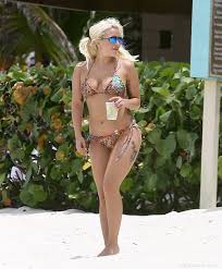 وُلِدَت الليدي غاغا في الثّامن والعشرين من آذار/ مارس عام 1986 في مانهاتن، لوالدٍ يُدعى جوزيف أنتوني جيرمانوتا joseph anthony germanotta، ووالدتها سينثيا جيرمانوتا. Lady Gaga Bikini Pictures Popsugar Celebrity
