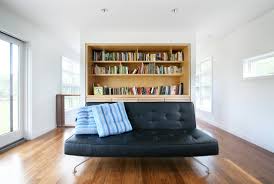 No longer filled with dusty china and covered with doilies. Warum Sie Ihr Sofa Jetzt Von Der Wand Wegrucken Sollten