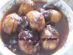 Inilah rahsianya yang menjadikan kulit telur mudah terasing daripada isinya. Telur Rebus Masak Kicap Lada Hitam Kema Kitchen
