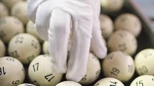 Die aktuelle ziehung der lottozahlen für lotto 6aus49 wird jeden mittwoch um 18:25 uhr und im rahmen der ziehung werden auch die gewinnzahlen der beiden zusatzlotterien spiel 77 und. 46 Millionen Jackpot Darum Wird Die Schweizer Lotto Ziehung Nicht Live Ubertragen