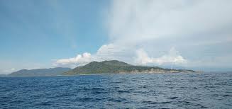 Taman nasional wakatobi terletak di kabupaten wakatobi, sulawesi tenggara. Pemandangan Alam Gunung Yang Indah Di Laut Samudera Indonesia Peakd