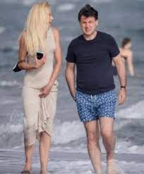 Elegant and beautiful, she remained next to giuseppe conte, holding him by the hand and accompanying him on his exit from palazzo chigi. Giuseppe Conte E Olivia Paladino In Vacanza A Capalbio Le Foto