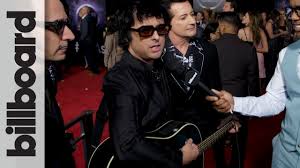 green day gives impromptu red carpet acoustic performance amas