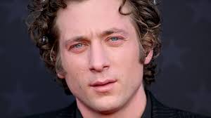 El significado tras el broche que ha unido a Rauw Alejandro y Jeremy Allen  White